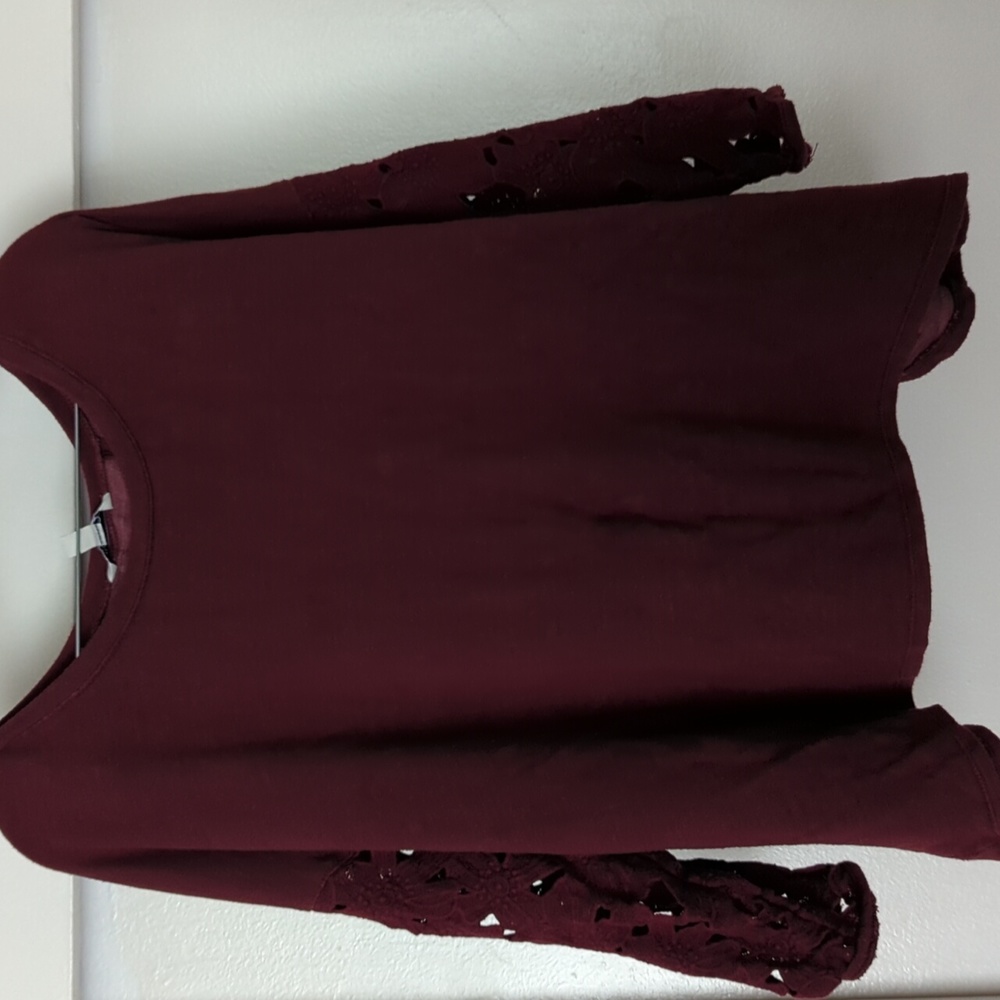 Cute top with flower cutout sleeves.